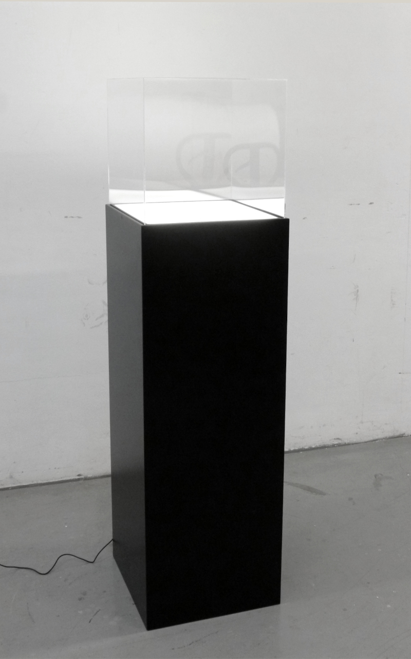 Totem da terra costituito da colonna laccata nera e teca in plexiglass: sistema di illuminazione led al piano